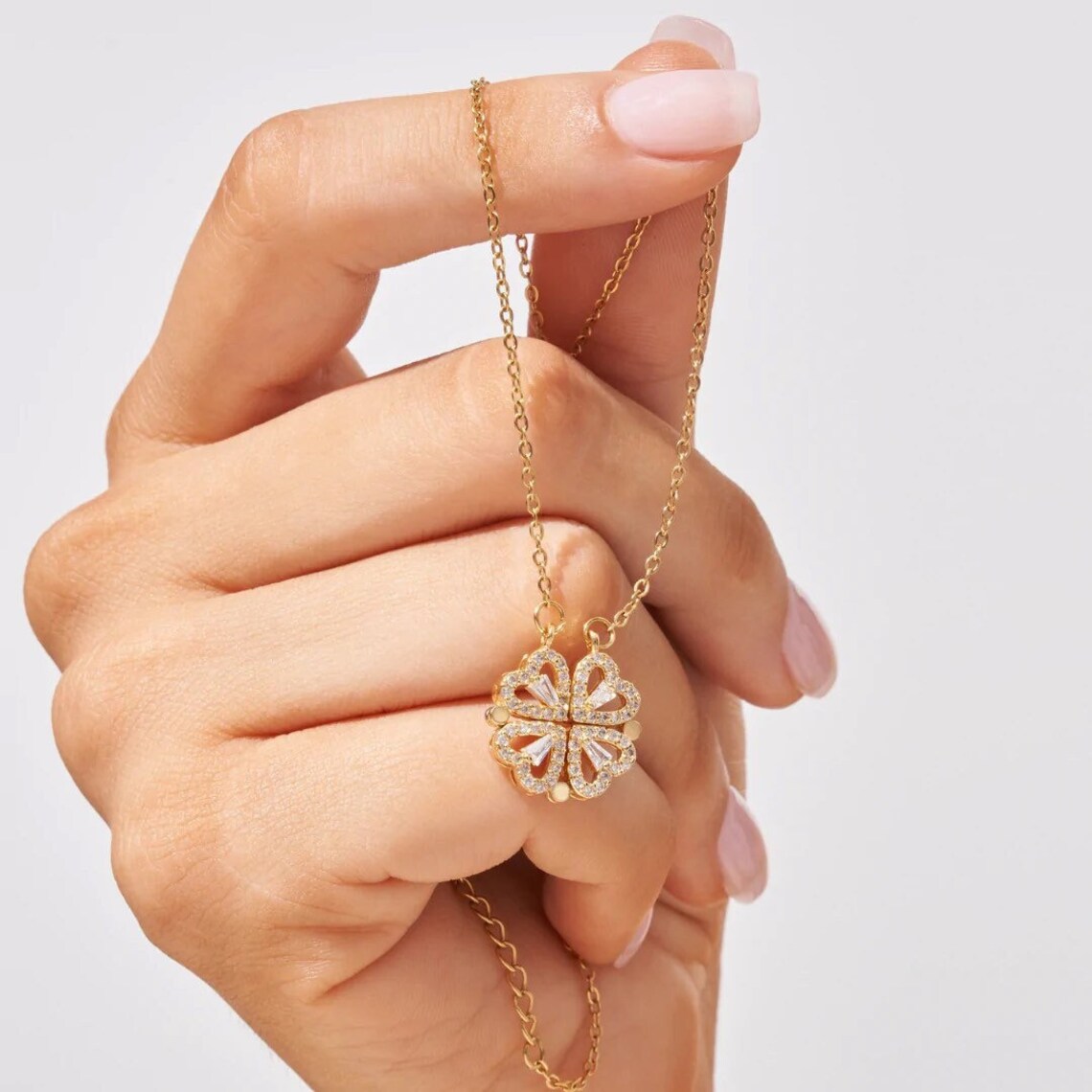 Czuły Prezent - Pudełko z 6 różami i naszyjnikiem Szczęśliwe Serce